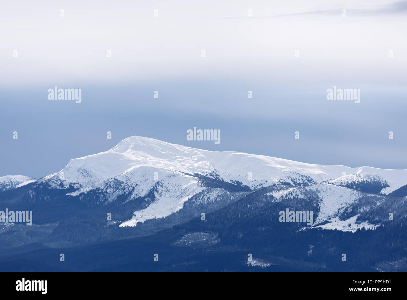 El pico de la montaña en la nieve. Paisaje invernal en un día soleado. Los Cárpatos, Montaje de Petros, Ucrania, Europa Foto de stock
