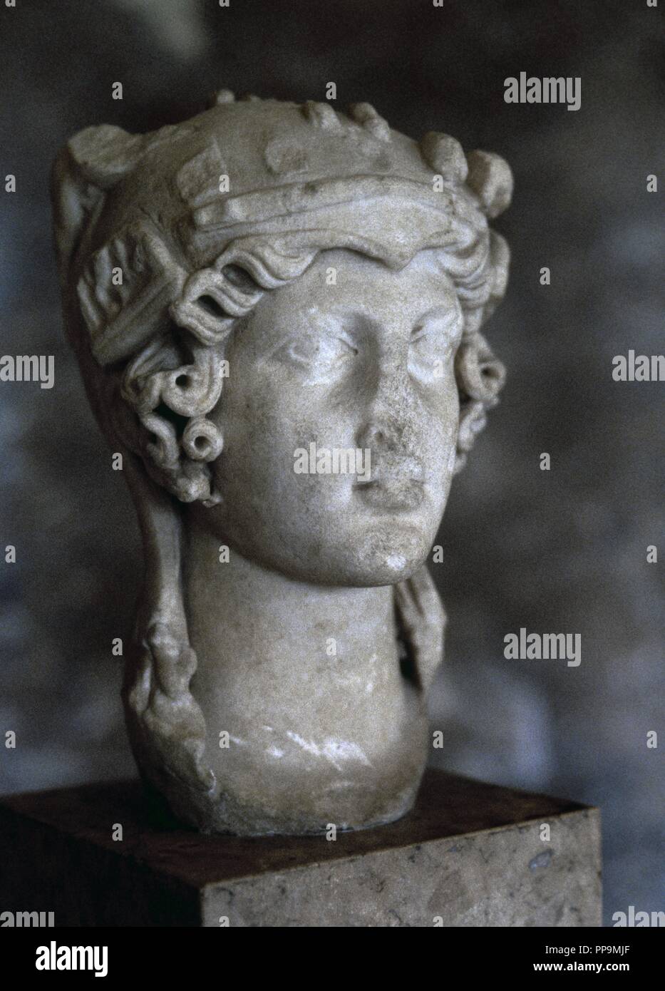 Atenea Partenos. Busto de la diosa griega Athena. Copia romana de una obra griega por Fidias (438 BC). Museo del Louvre. París. Francia. Foto de stock