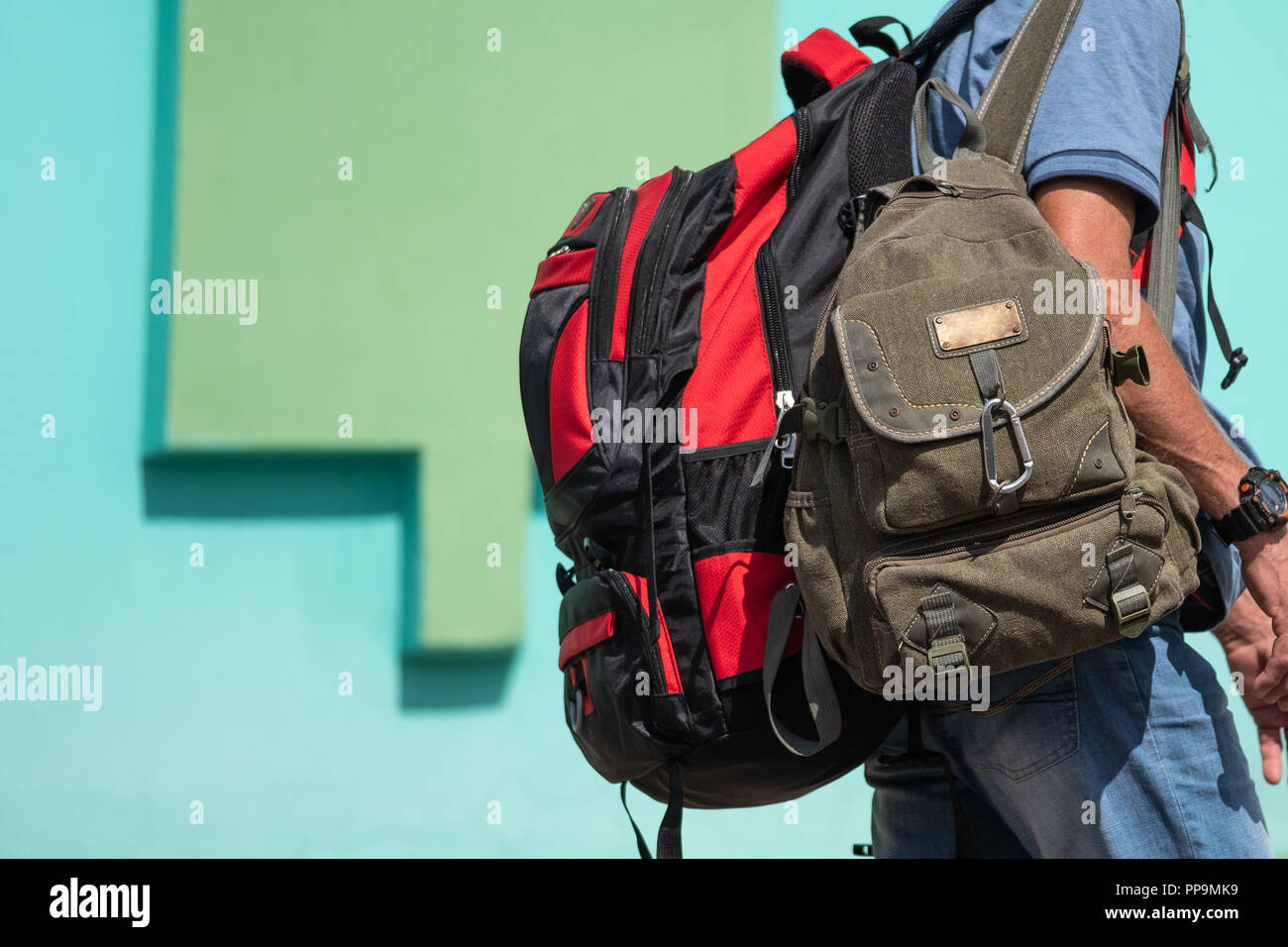 El hombre viene con dos mochilas sobre su hombro. Un hombre viene con dos  mochilas Fotografía de stock - Alamy
