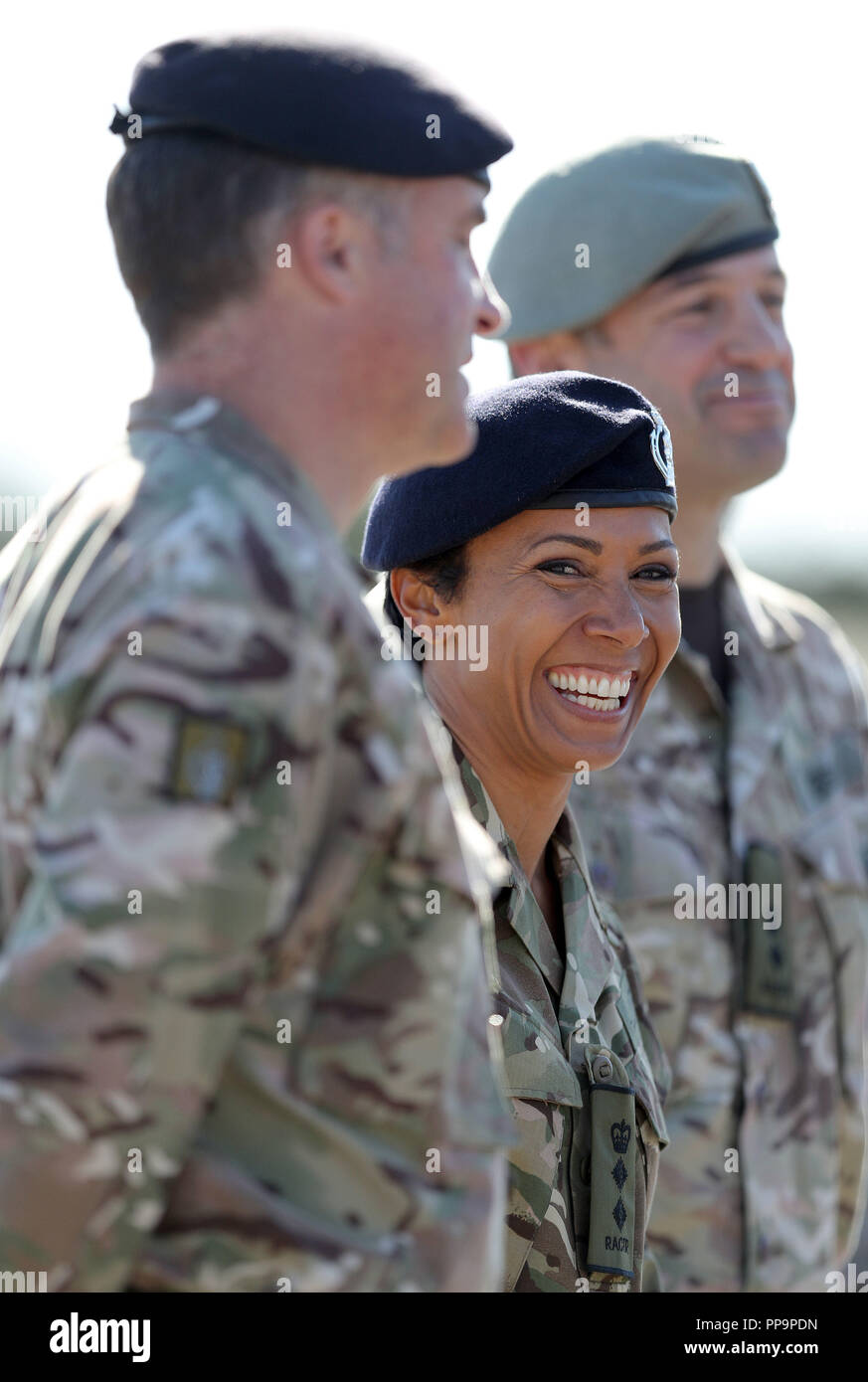 El doble campeón olímpico Dame Kelly Holmes DBE (centro) después de haber hecho un coronel honorario del Real Cuerpo de blindados del regimiento de entrenamiento (RACTR) durante un desfile en el regimiento&Otilde;s home en Bovington, Dorset. Foto de stock