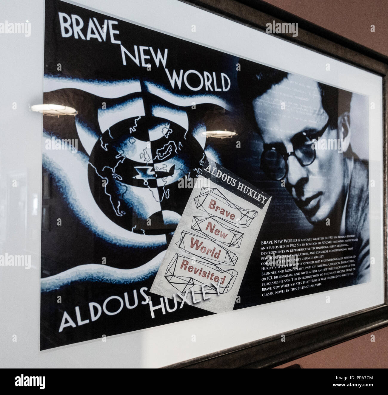 Aldous Huxley en Brave New World poster en pub en Billingham. Su visita al Reino Unido Brunner Mond planta química se dice que fue la inspiración de libros. Foto de stock