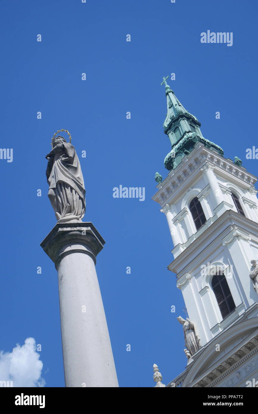 La Iglesia de Santa Ana, Szent Anna Templom, delante de la columna de la santísima Trinidad, Szervita tér, en Budapest, Hungría Foto de stock