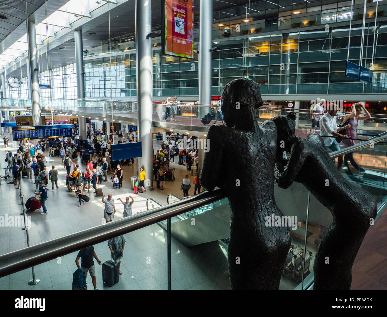 Escultura de dos mujeres, mirar a la gente, el aeropuerto de Copenhague, Copenhague, Amager, Dinamarca, Europa. Foto de stock