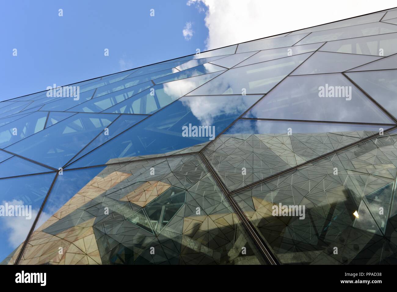 Paneles de vidrio que refleja una escena, el Centro Australiano para la imagen en movimiento, el Museo de Melbourne, VIC, Australia Foto de stock