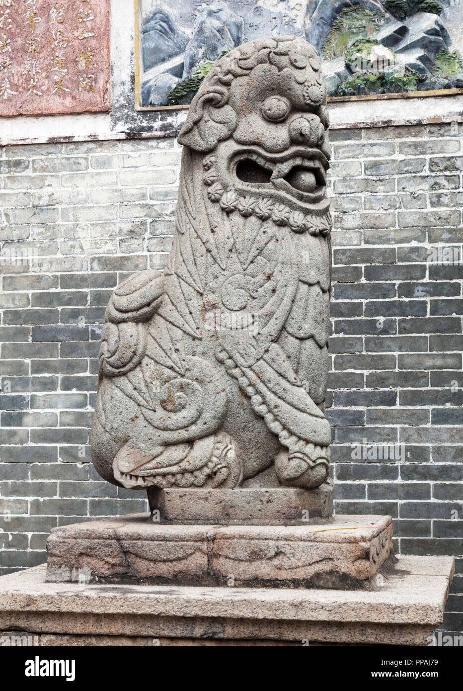 León chino en la entrada de un templo Foto de stock