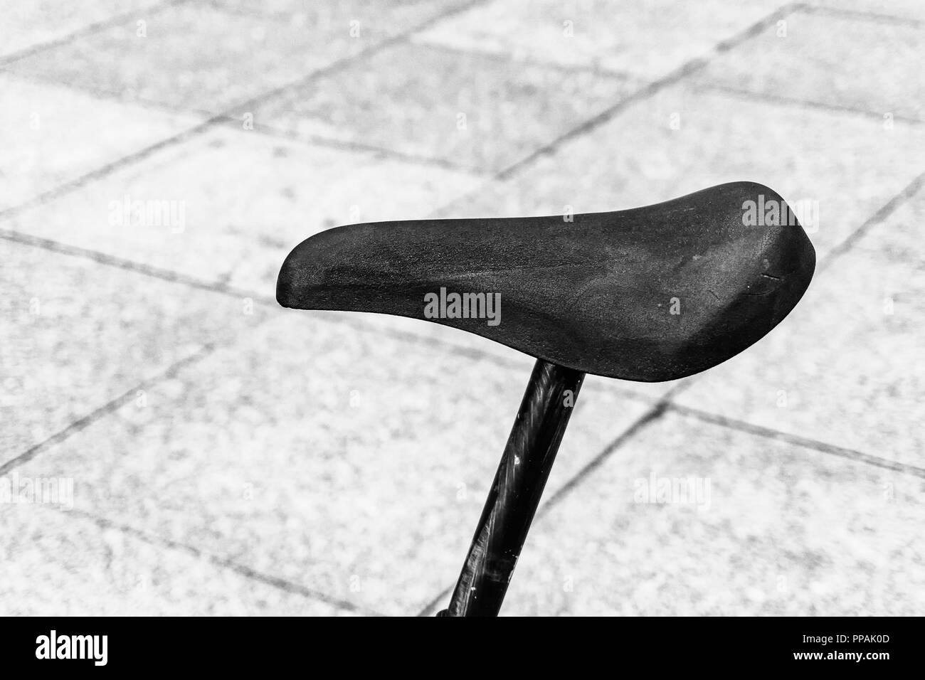 Berlín, Alemania, 22 de septiembre de 2018: Primer plano del sillín de bicicleta moderna contra el piso de baldosas. Foto de stock