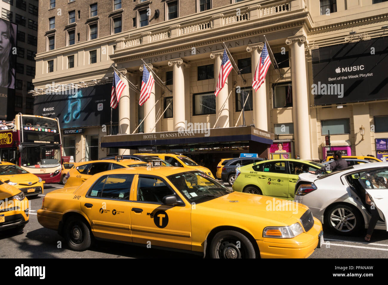 Los taxis y el tráfico en frente del Hotel Pennsylvania, Seventh Avenue, Nueva York, EE.UU. Foto de stock