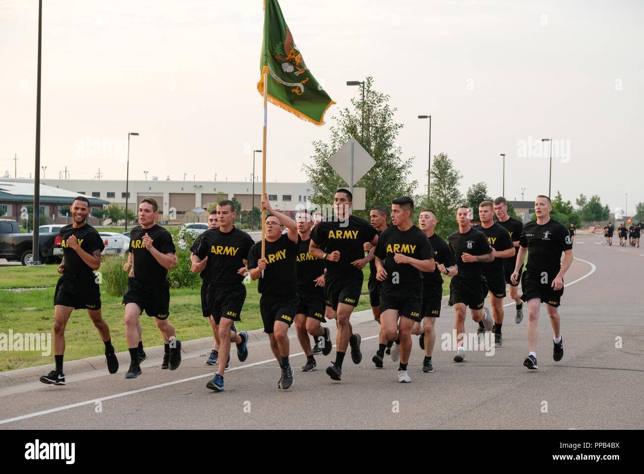 Los soldados del 759ª Batallón de Policía Militar, la 89ª Brigada de  Policía Militar, en la carrera de la Ivy 2-Mile Run durante la semana Ivy  2018, 16 de agosto de 2018,