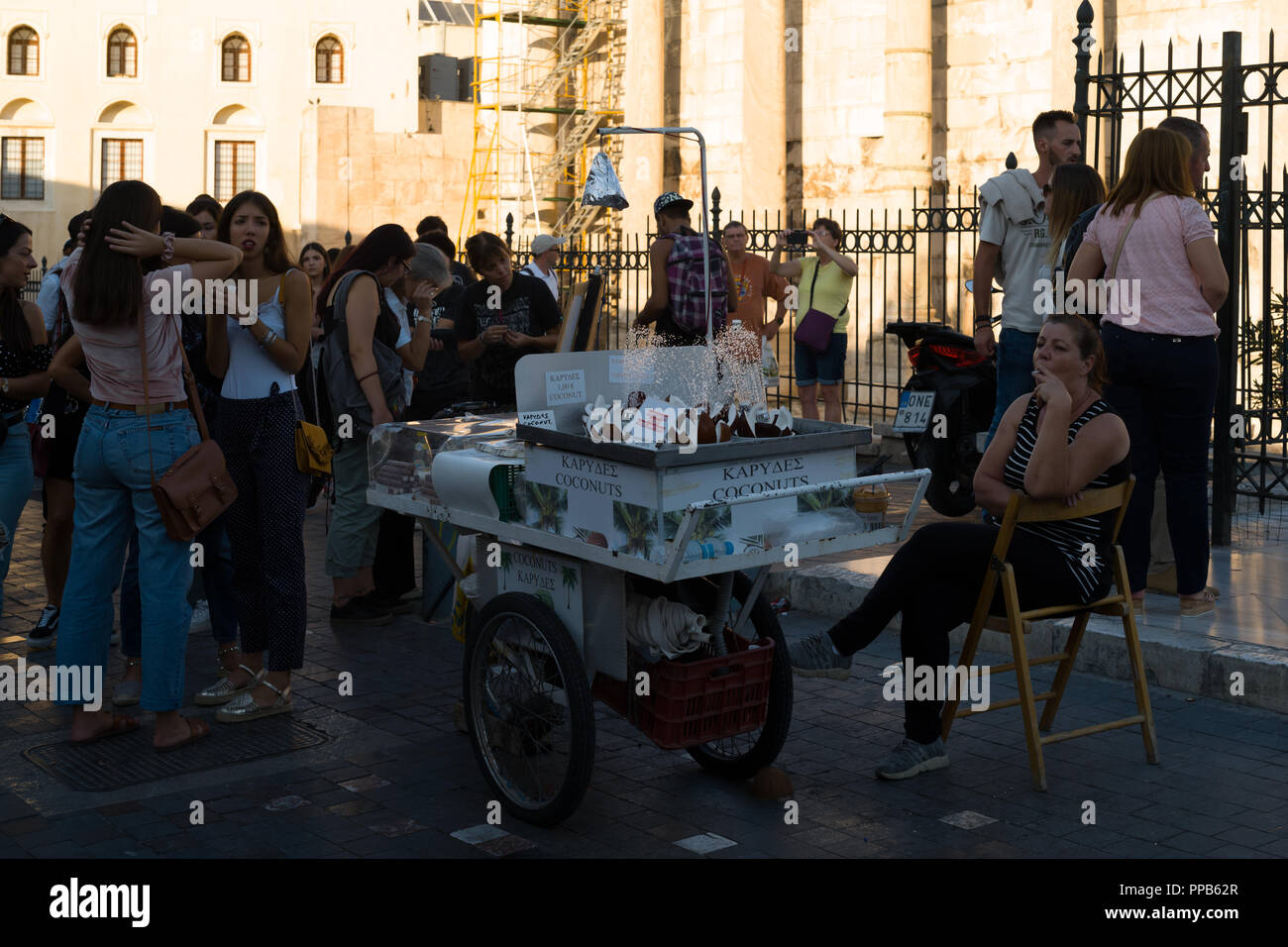 El domingo por la tarde, plaza Monastiraki está abarrotado de lugareños y visitantes disfrutando del buen tiempo, Atenas, Grecia. Foto de stock