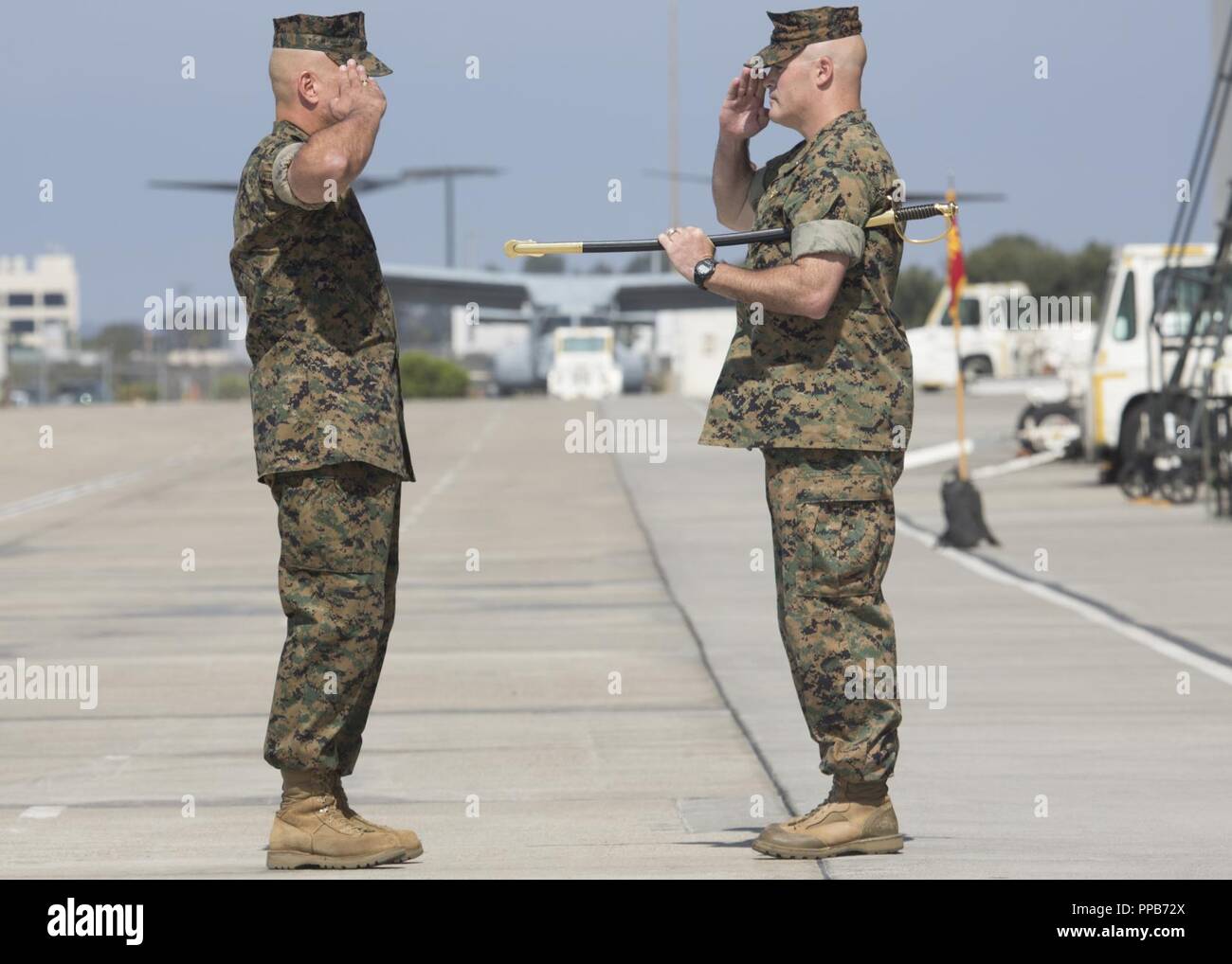 MARINE CORPS AIR STATION Miramar, California - El Sgt. Gral Juan Pablo Doring, izquierda, sargento mayor de Marina medio escuadrón Tiltrotor (VMM) 362, aviones marinos Grupo 16, 3º Marine de alas de avión, saluda al Teniente Coronel Mathew T. McSorley, comandante de VMM-362, antes de asumir las obligaciones y responsabilidades que VMM-362's sargento mayor durante la ceremonia de activación en el Marine Corps Air Station Miramar, California, el 17 de agosto. Previamente, Marino escuadrón de helicópteros pesados (HMH) 362 funcionó como un tipo CH-53D Stallion Mar unidad desde el 30 de abril de 1952 al 30 de noviembre, 2012. La unidad está reactivando como un VMM-362 donde w Foto de stock