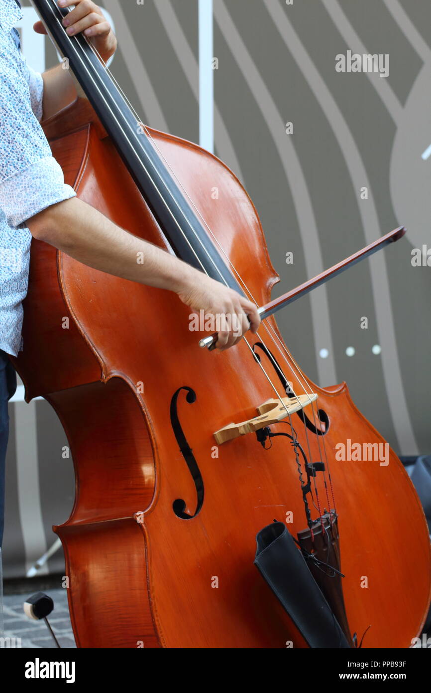 La calle músico toca el contrabajo, en favor de su audiencia Fotografía de  stock - Alamy