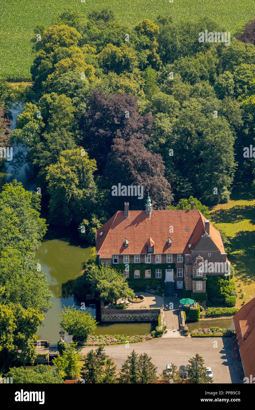 Vista aérea, Manor Vorhelm, con foso, Ahlen Village, el área de Ruhr, Renania del Norte-Westfalia, Alemania Foto de stock