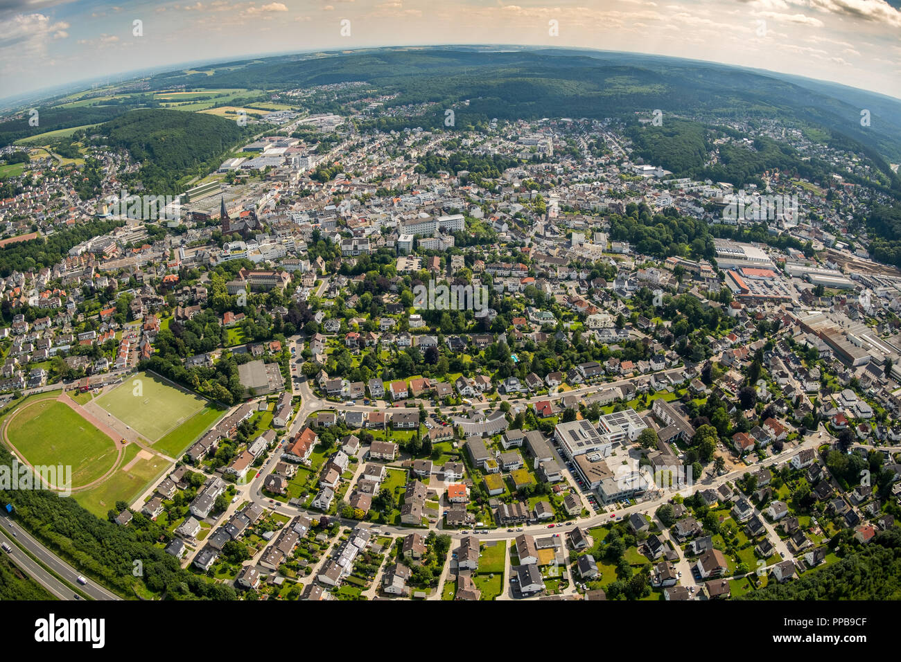 Vista aérea de la ciudad de Neheim, Arnsberg, Sauerland, Renania del Norte-Westfalia, Alemania Foto de stock