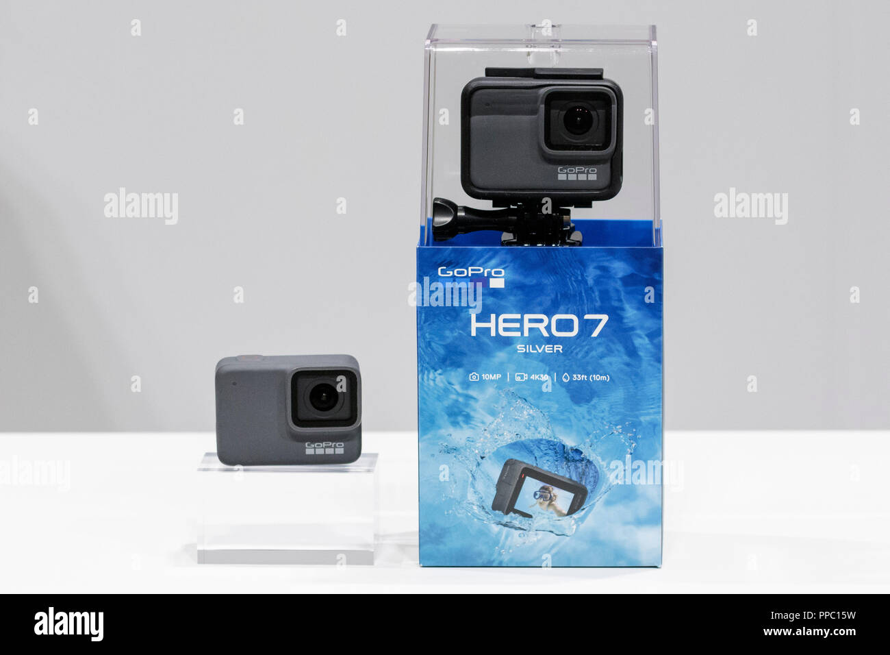 Tokio, Japón. El 25 de Sep de 2018. GoPro Hero 7 cámara de plata se observa  durante la presentación de los nuevos productos de la compañía el 25 de  septiembre de 2018,