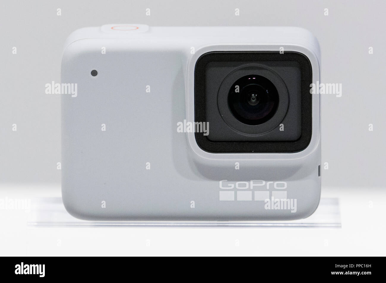 Tokio, Japón. El 25 de Sep de 2018. GoPro Hero 7 cámara blanca es visto  durante la presentación de los nuevos productos de la compañía el 25 de  septiembre de 2018, Tokio,