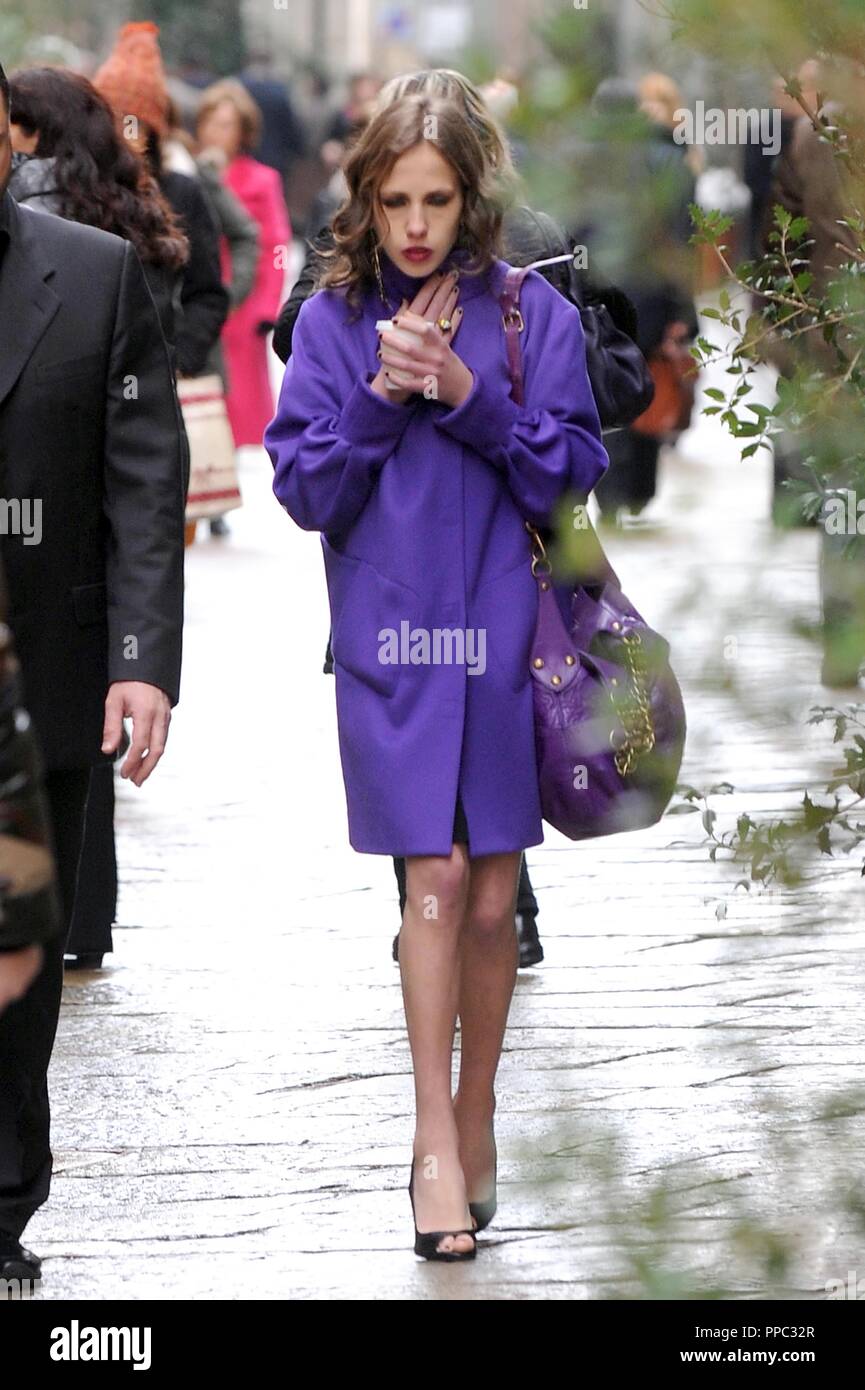 Milán - Via della Spiga en la imagen: Allegra versace - púrpura abrigo vaso bolsa Foto de stock