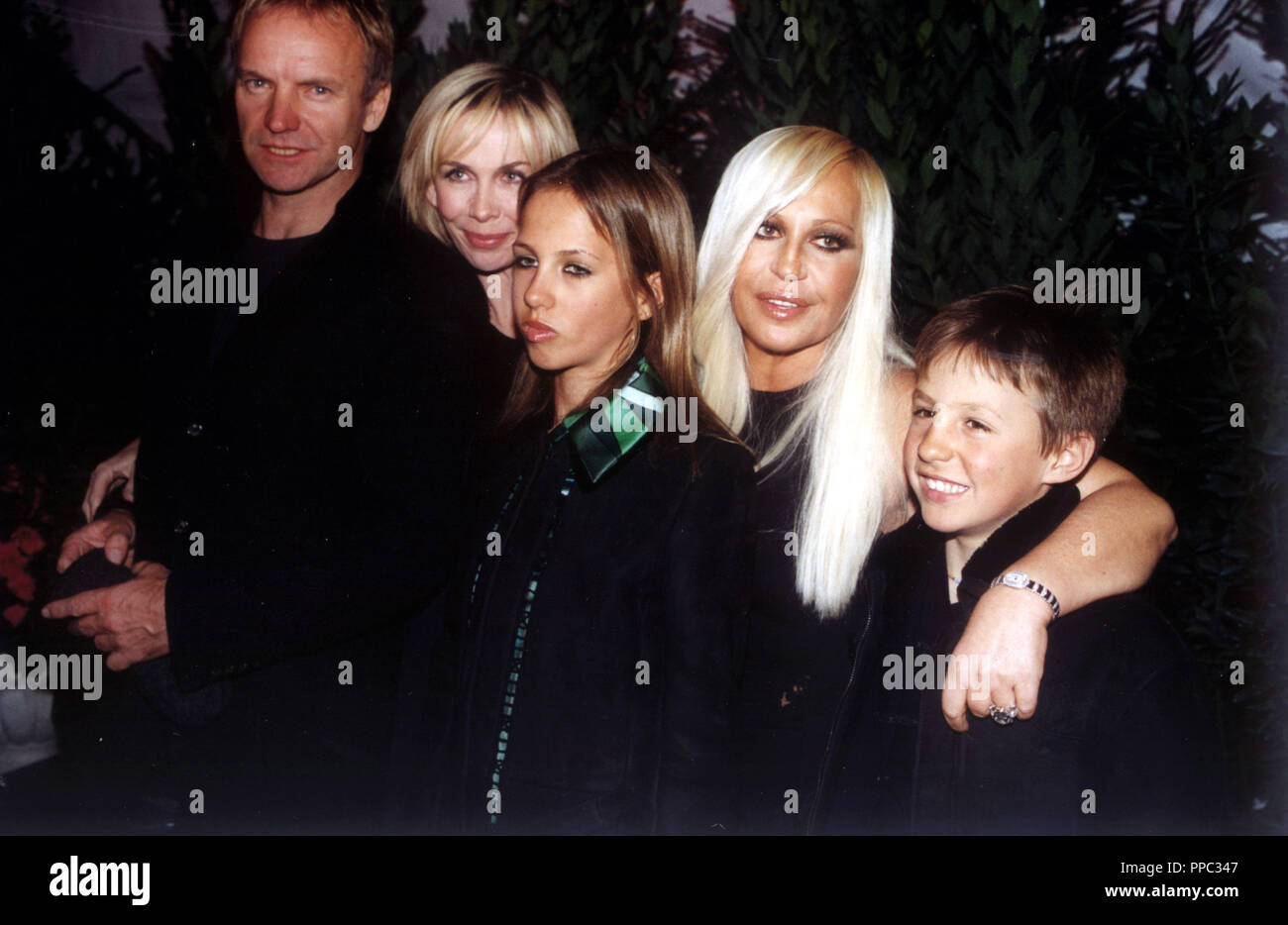 Sting y su esposa Trudie Styler con Donatella Versace y sus hijos Daniel y Allegra Versace en el backstage parte de moda Foto de stock
