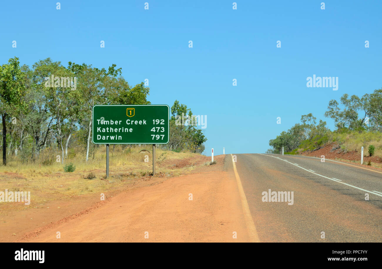 Señal de carretera en un Outback Road, Timber Creek, Katherine, Darwin, Territorio del Norte, Australia Foto de stock