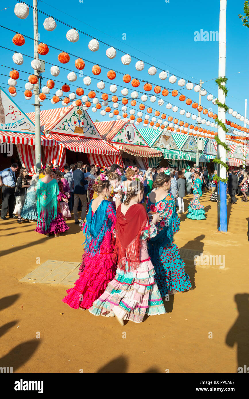 Feria de Abril, las mujeres jóvenes vistiendo un traje flamenco  tradicional, Sevilla, en la región de Andalucía, España, Europa Fotografía  de stock - Alamy