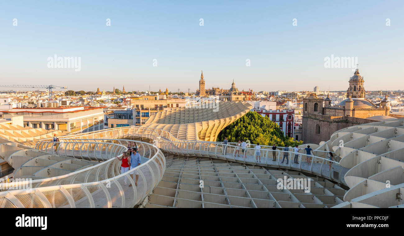 Paisaje urbano, vistas de Sevilla, La Giralda y la Iglesia del Salvador, la arquitectura moderna, Metropol Parasol Foto de stock