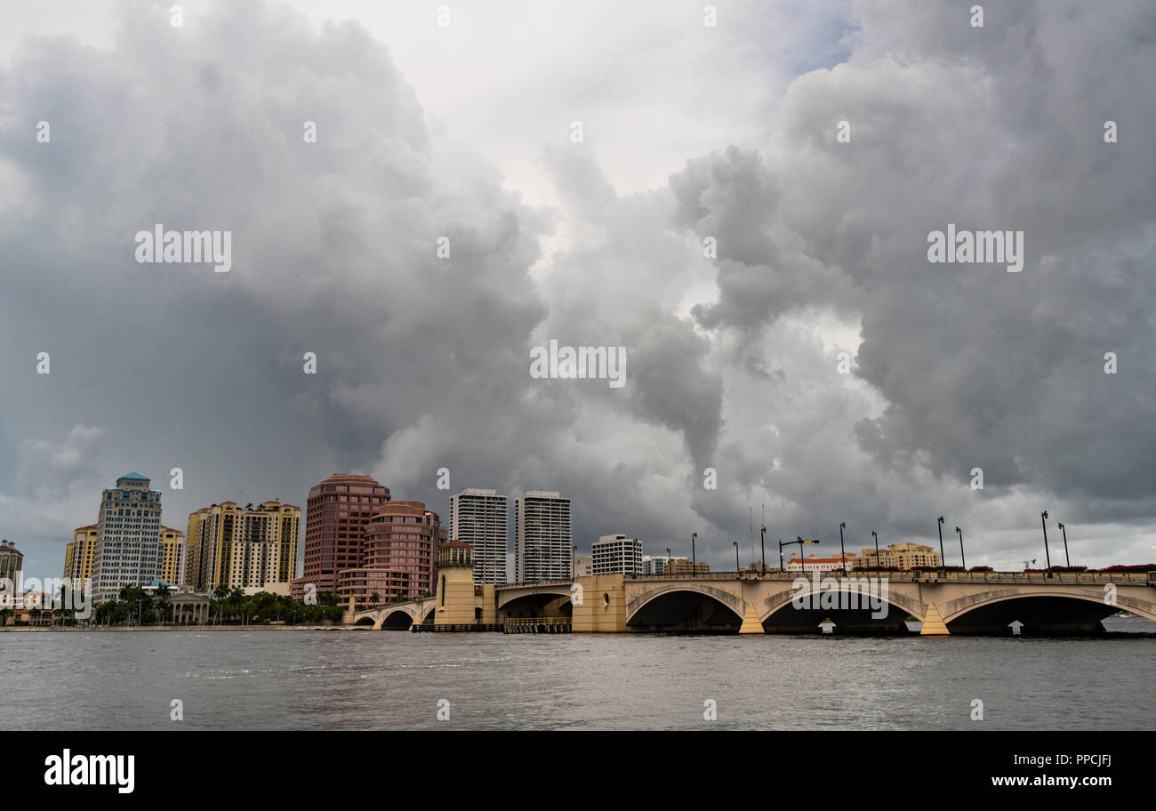 Una tormenta pasa por encima de Palm Beach, Florida, en el Océano Atlántico y la costa oriental Foto de stock