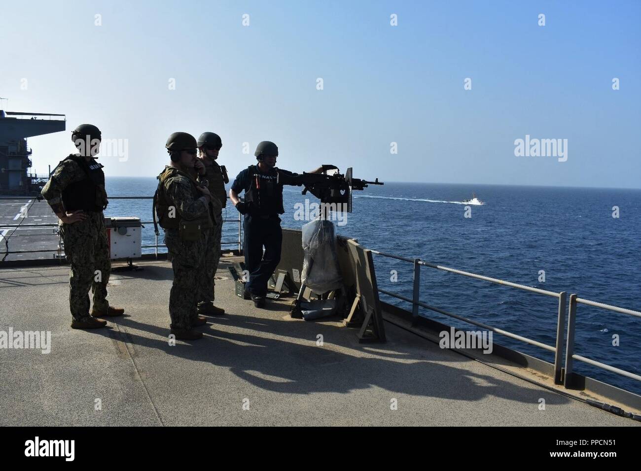 5ª Flota de EE.UU. ZONA DE OPERACIONES (Sept. 4, 2018) La tripulación del USS Lewis B. Extractor (ESB 3) se preparan para llevar a cabo un ejercicio de fuego vivo C2 con dos embarcaciones de la Guardia Costera estadounidense. El expedicionario mar plataforma base admite la Fuerza Naval Anfibia, Task Force 51, 5ª Brigada Expedicionaria de la Marina las diversas misiones que incluyan la respuesta a las crisis, airborne remoción de contramedidas, contra-piratería operaciones, operaciones de seguridad marítima y de la ayuda humanitaria y de socorro en casos de desastre permitiendo misiones aunque TF 51/5 para extender su presencia expedicionario en las regiones más inestables del mundo. Foto de stock