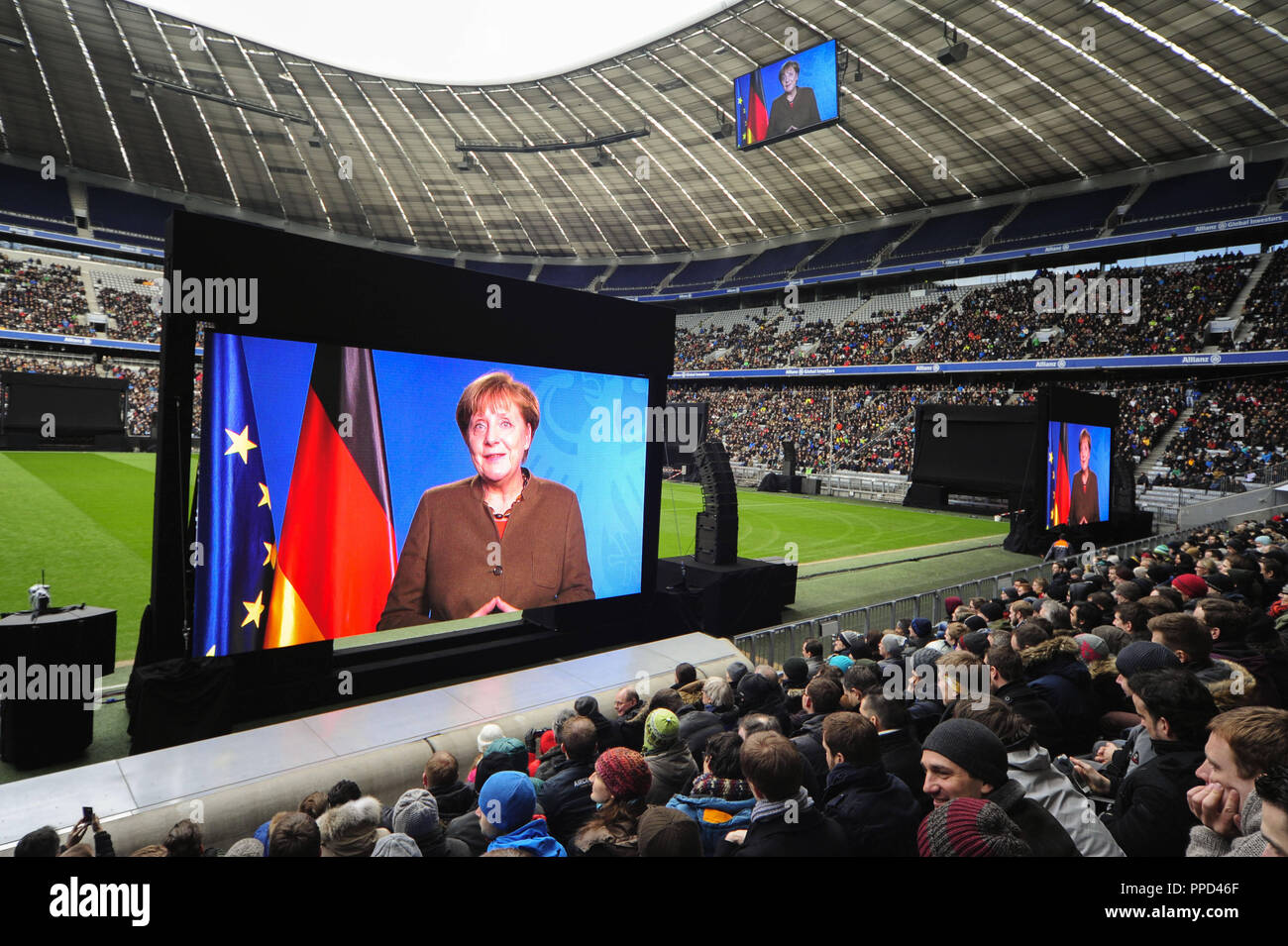 Como parte de la celebración del aniversario "Los próximos 100 años" en el 100° aniversario de la empresa de 35.000 empleados de BMW siga en el Allianz Arena, la transmisión en vivo de la ceremonia oficial de la Olympic Hall. En la imagen, un video mensaje de bienvenida de la canciller federal Angela Merkel. Foto de stock