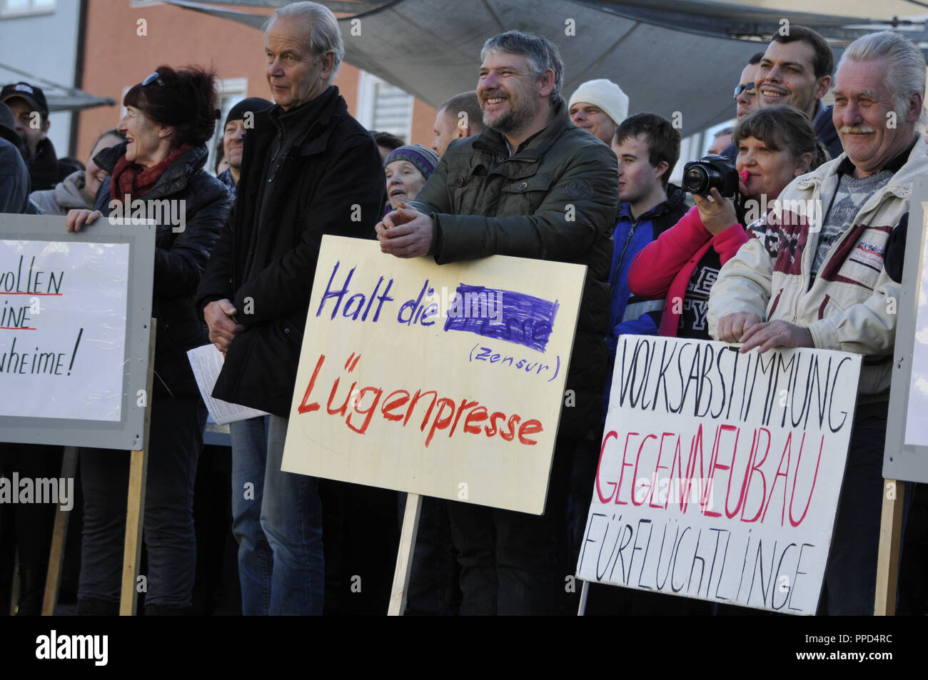 Alemanes rusos se reúnen en la plaza del pueblo de Traunreut para manifestarse en contra de las políticas de refugiados de Angela Merkel, el Islam y la supuesta mentira de prensa. Foto de stock