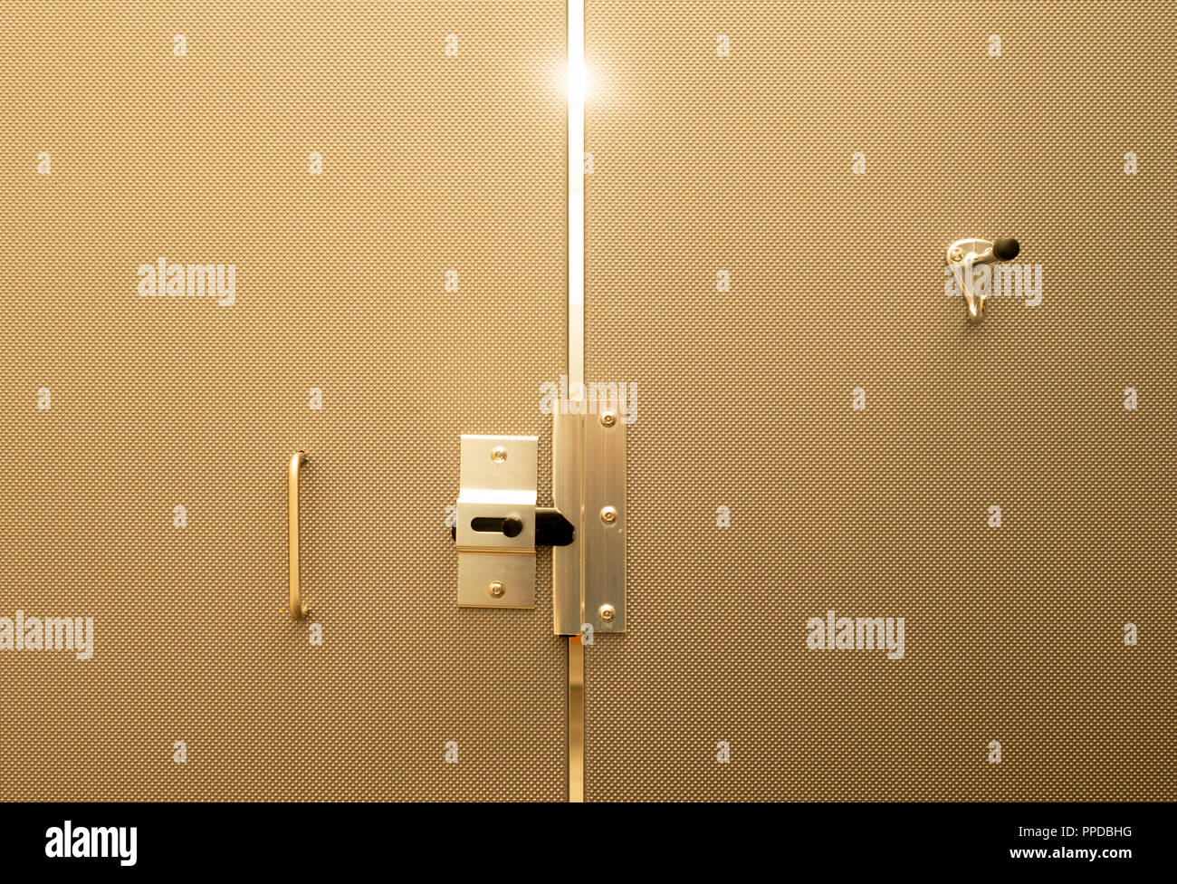 La luz se filtra a través de las puertas con un diseño muy bonito montado y tonificado el baño Foto de stock