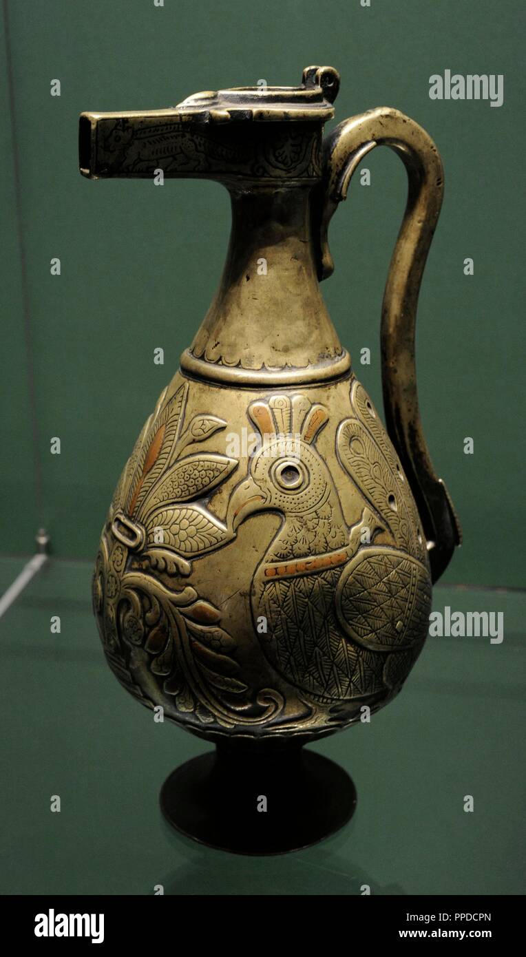 Sasán tardía - Principios de época islámica. Ewers. Bronze (Bronce), cobre; cast, forjados, grabado y taracea. Iraq (?). 8ª-9ª siglos. El Museo Estatal del Hermitage. San Petersburgo. Rusia. Foto de stock