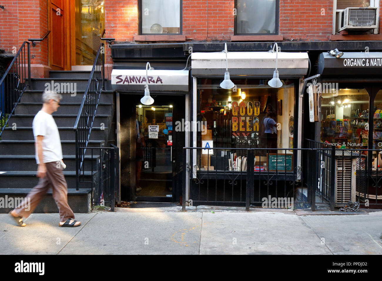 Buena Cerveza, 422 E 9th St, New York, NY. exterior del escaparate de una tienda de cerveza artesanal en el East Village barrio de Manhattan. Foto de stock