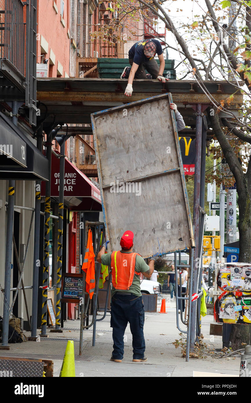 Los trabajadores instalan andamios en la acera en la ciudad de Nueva York Foto de stock