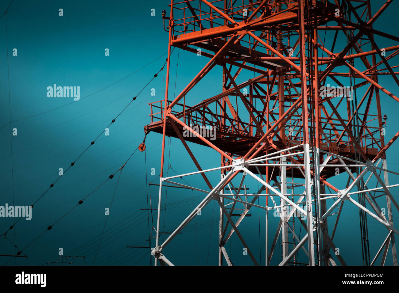 Ingeniería de estructuras de comunicación. Enorme, roja y blanca torres de  energía sobre el cielo azul, y la fuente de alimentación eléctrica. Emisora  de Radio Vaticano Fotografía de stock - Alamy