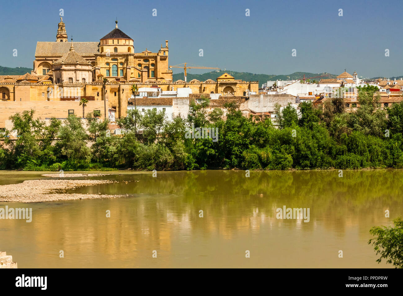 La Gran Mezquita Catedral) a orillas del río Guadalquivir en Córdoba, España. Foto de stock