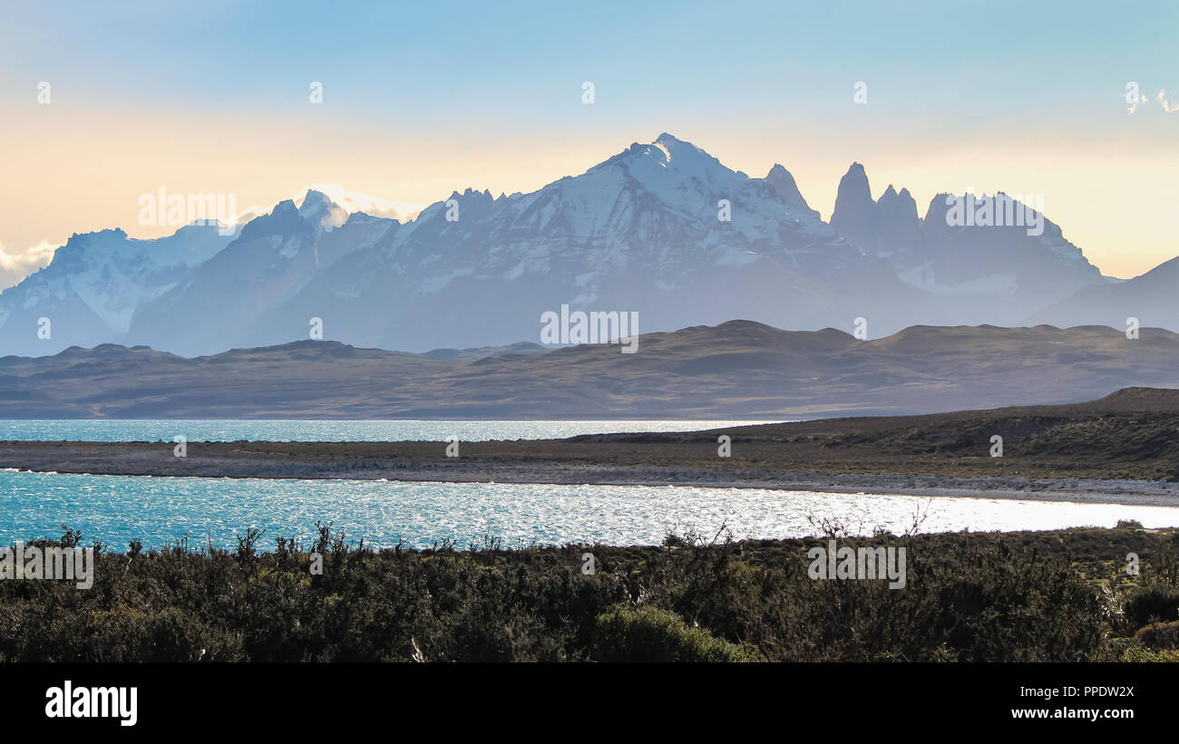 Silueta de Torres del Paine en Chile, la Patagonia. Parque Nacional. Lago y montaña Foto de stock