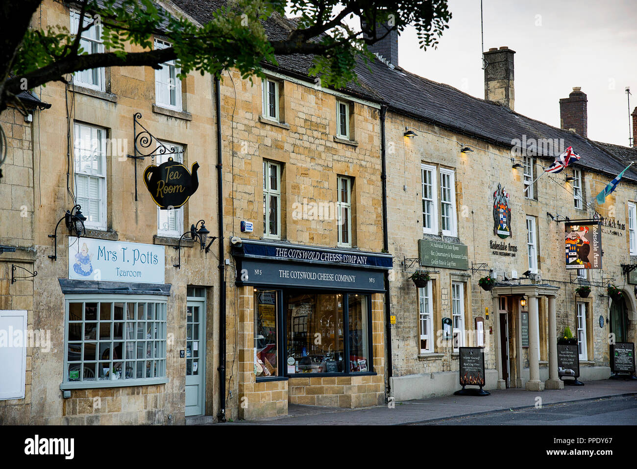 English Tea House, Cheese Shop and Redesdale Arms Hotel cuyo escudo de