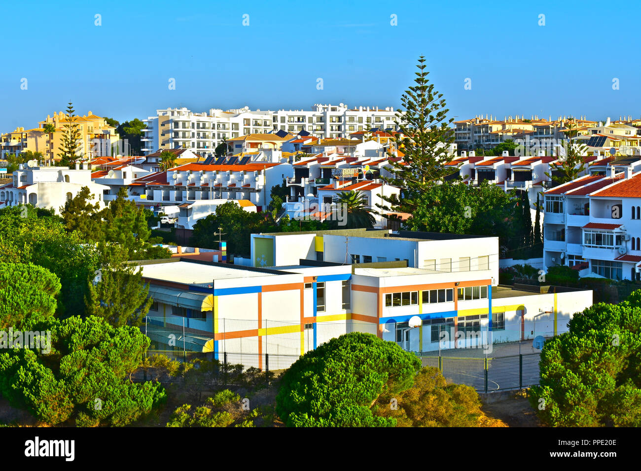 Olhus d'Agua está ubicada en la costa del Algarve de Portugal del sur. Este es el núcleo central de las escuelas primarias rurales. Foto de stock