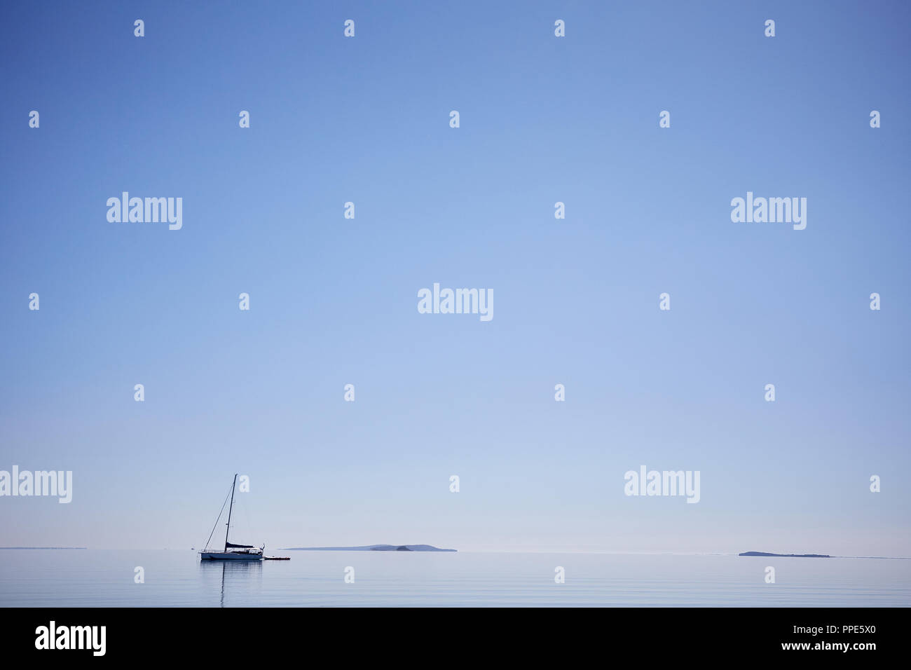 Los barcos amarrados en la luz de la mañana temprano en el Kingfisher Bay, Isla Fraser, Queensland, Australia Foto de stock