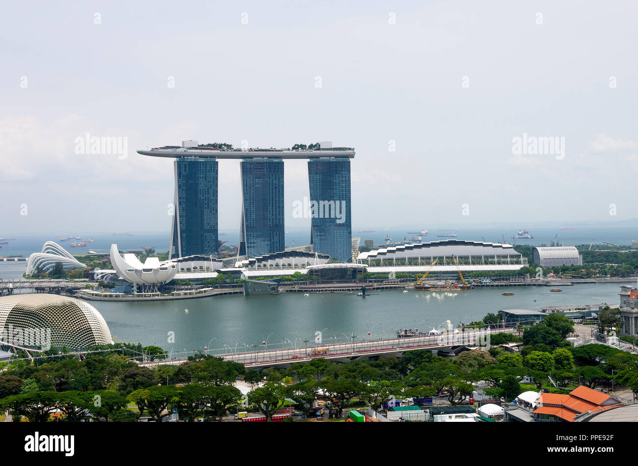 Vista aérea del hotel Marina Bay Sands, el Museo de las Artes y las Ciencias, uno de los teatros Esplanade junto a la bahía y los jardines junto a la bahía Singapur Asia Foto de stock