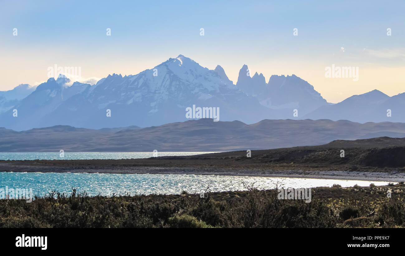 Silueta de Torres del Paine en Chile, la Patagonia. Parque Nacional. Lago y montaña Foto de stock