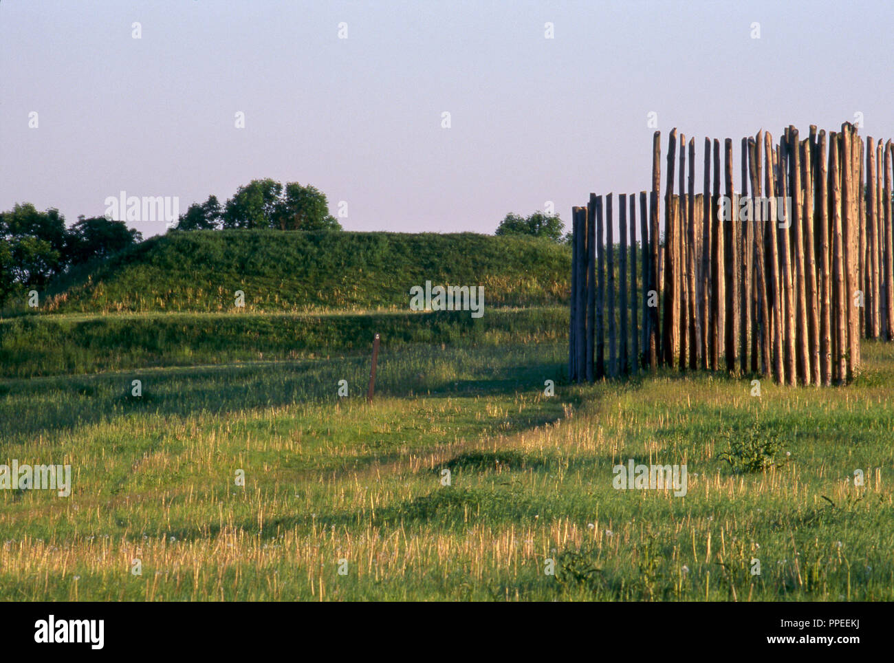 Aztalan, oriente Mississippiano Moundbuilder sitio en Wisconsin, Mound & parte de aldea stockade. Fotografía Foto de stock