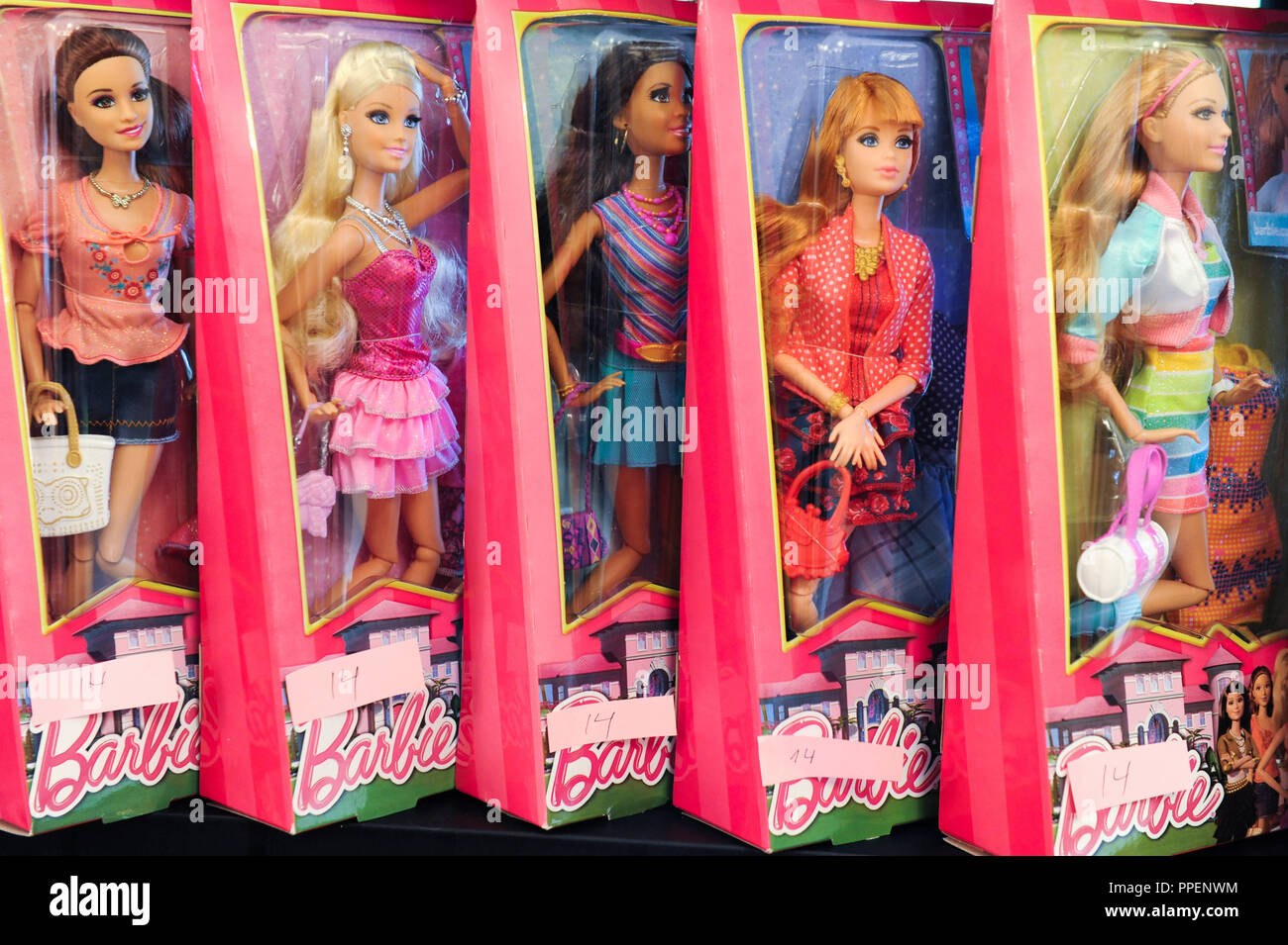 Mercado de barbie fotografías e imágenes de alta resolución - Alamy