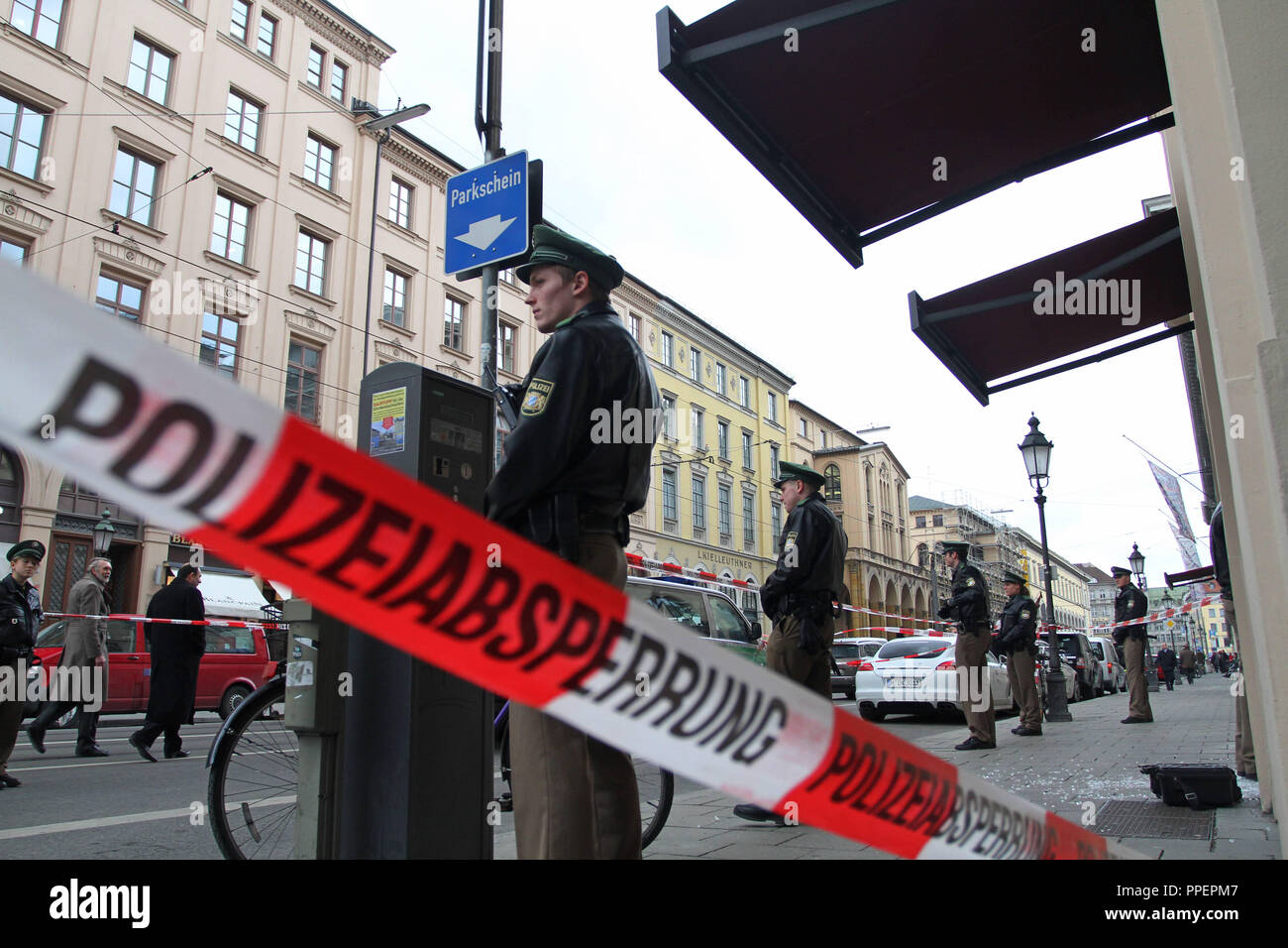 Acordonado en la escena del crimen Maxmilianstrasse después de un robo de joyas en Munich, Alemania. Foto de stock