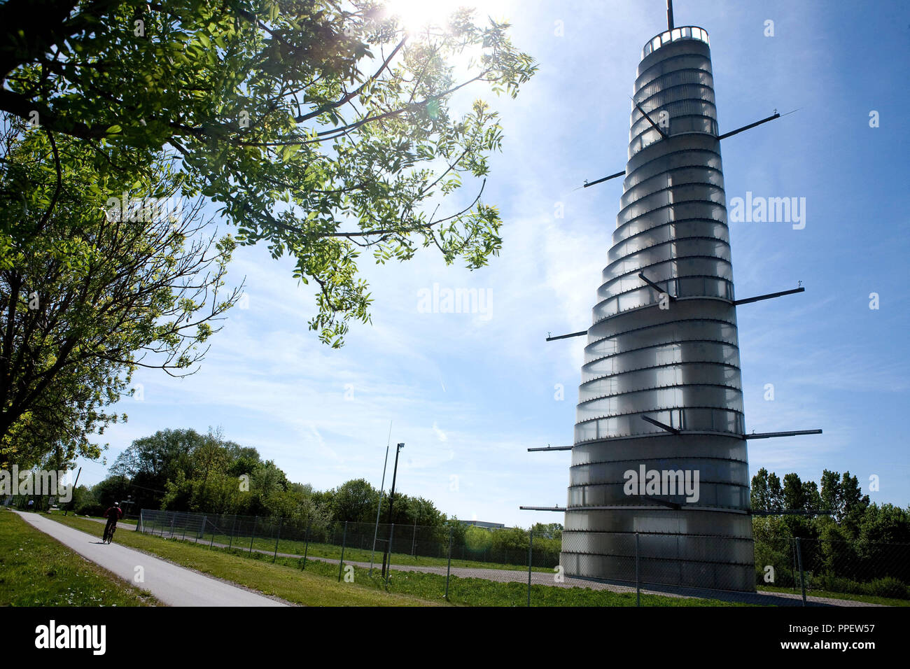 Torre meteorológica en el campus de la Universidad Técnica de Munich (TUM) en Garching. Foto de stock