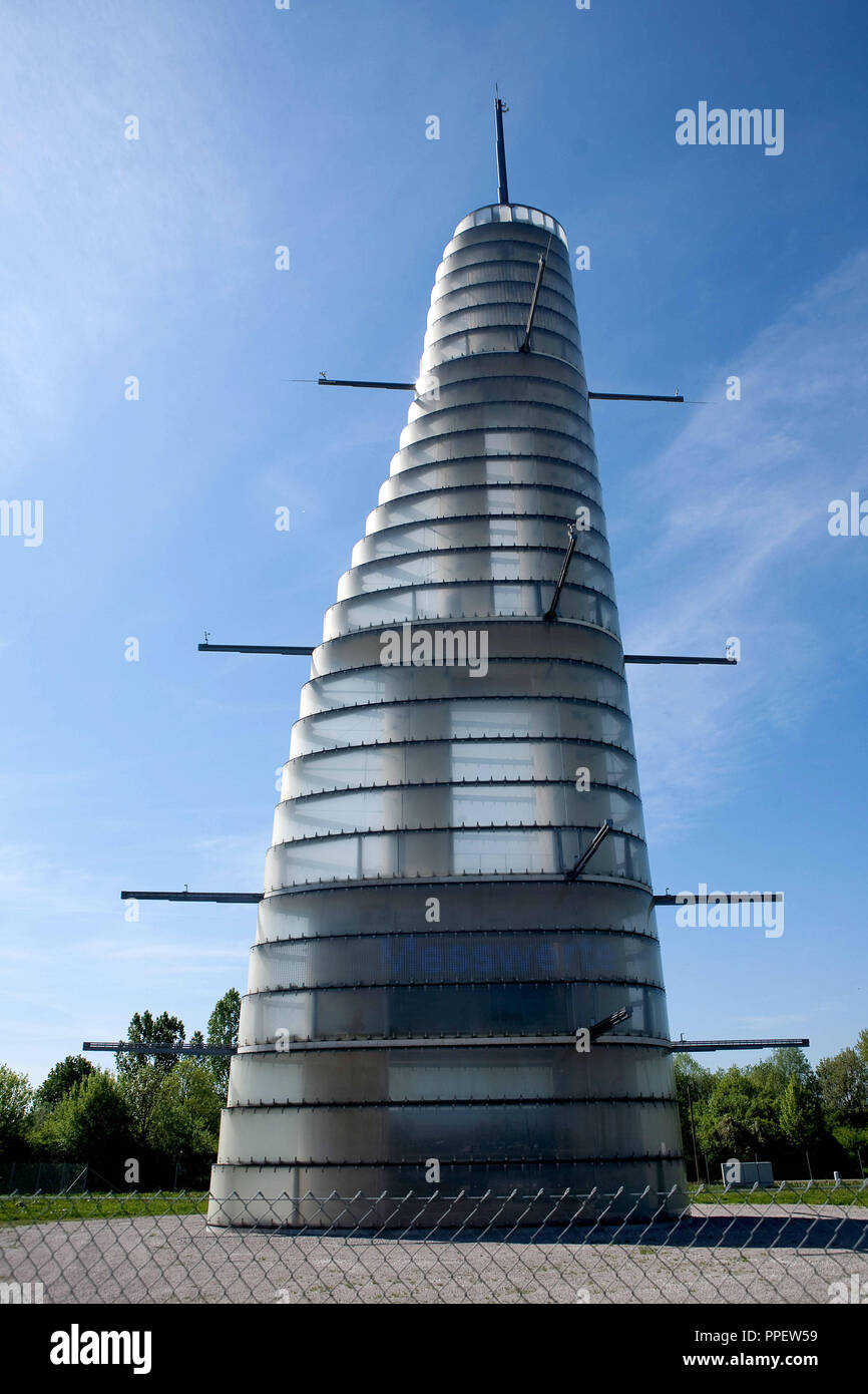 Torre meteorológica en el campus de la Universidad Técnica de Munich (TUM) en Garching. Foto de stock