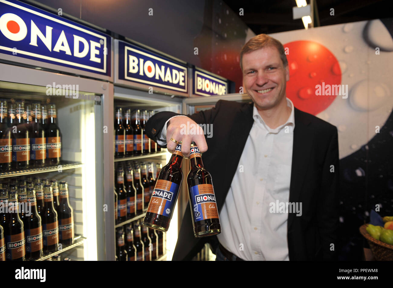 Director gerente Bionade Schuetz Bionade cristiana presenta un sabor con cola en los nuevos productos mostrar antes de la apertura oficial de la feria "Biofach" en Nuremberg. Foto de stock