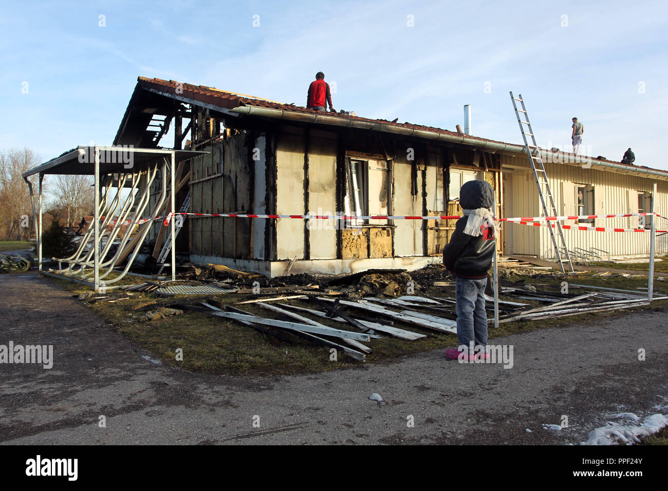 Ataque incendiario contra el solicitante de asilo alojamiento en Germering. La construcción en madera quemada, Germering, Baviera, Alemania&#10, Foto de stock