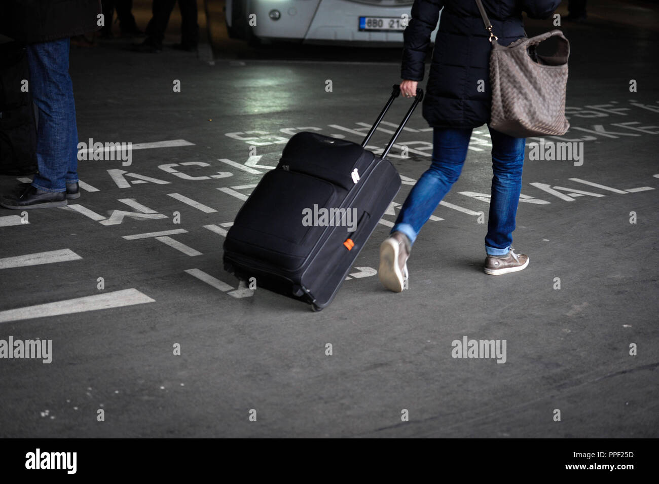 Mujer joven con maleta sobre ruedas en la estación central de autobuses  (ZOB) en Munich, Haccurbrücke, Munich, Alemania Fotografía de stock - Alamy