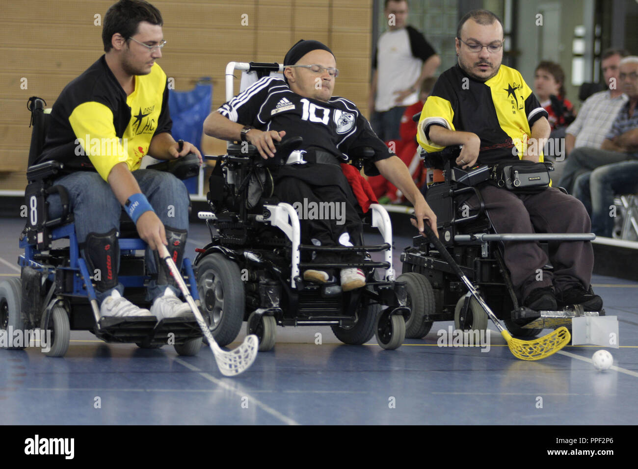 Concurso Internacional de Hockey en silla de ruedas eléctrica. Animales de  Munich contra el Dream Team de Milano, en el Oriente Roland Utz Fotografía  de stock - Alamy