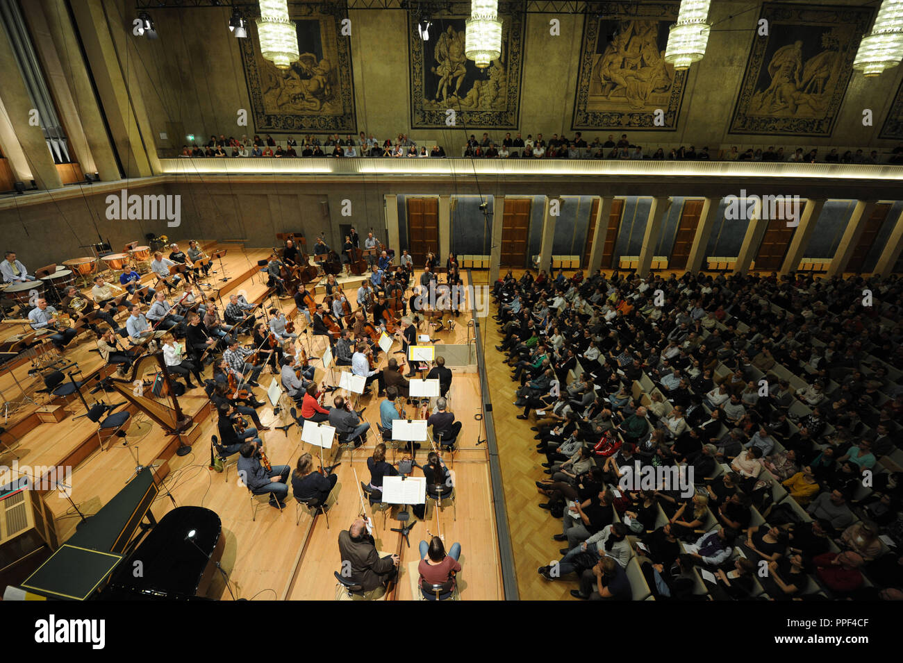 El ensayo final de la BR Symphony Orchestra, bajo la dirección de Simon Rattle, en el Salón de Hércules. Este ensayo sólo se invitó a los estudiantes. Foto de stock